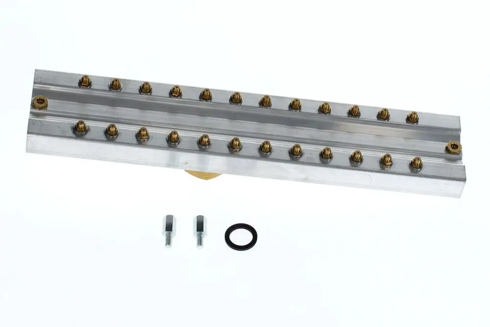 Düsenplatte aus Aluminium mit mehreren Düsen in Reihenanordnung, geliefert mit zwei Verbindungselementen und einer O-Ring-Dichtung, erkennbar als Bosch-Produkt.